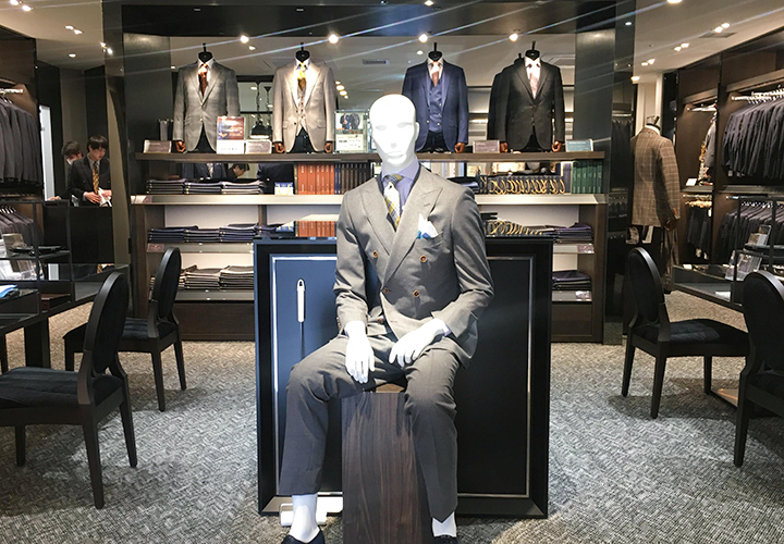 横浜西口店入口から見えるスーツマネキンやトルソー
