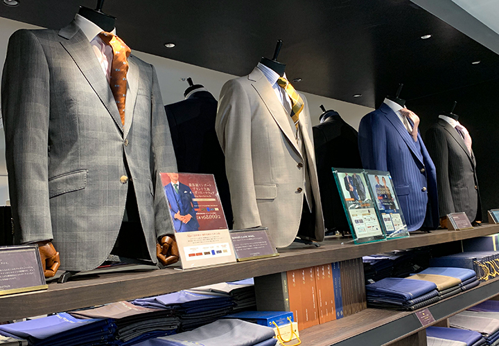 横浜西口店に並んでいるスーツマネキン